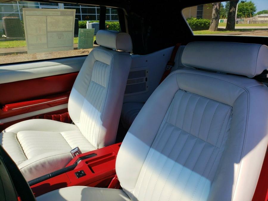 Интерьер Ford Mustang GT Convertible (66B) 1990 года  (фото 15 из 24)